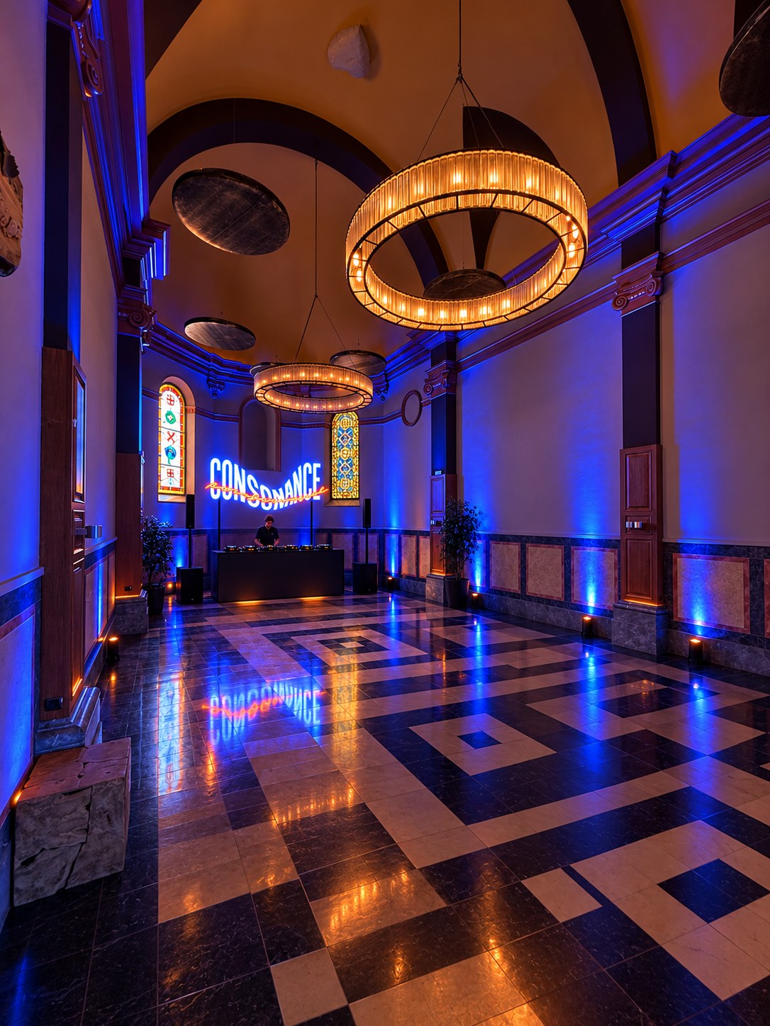 La capilla bajo luz azul y ámbar
